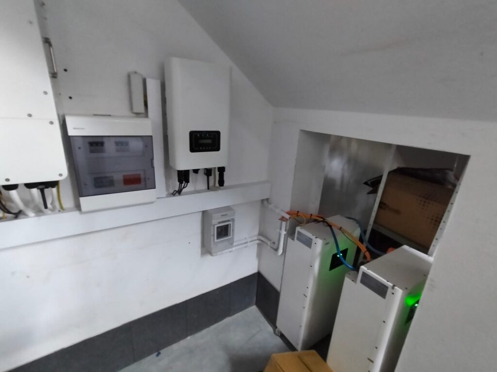 Falownik hybrydowy Deye SUN-12K-SG05LP3-EU-SM2 z dwoma magazynami energii SOLBAT PRO