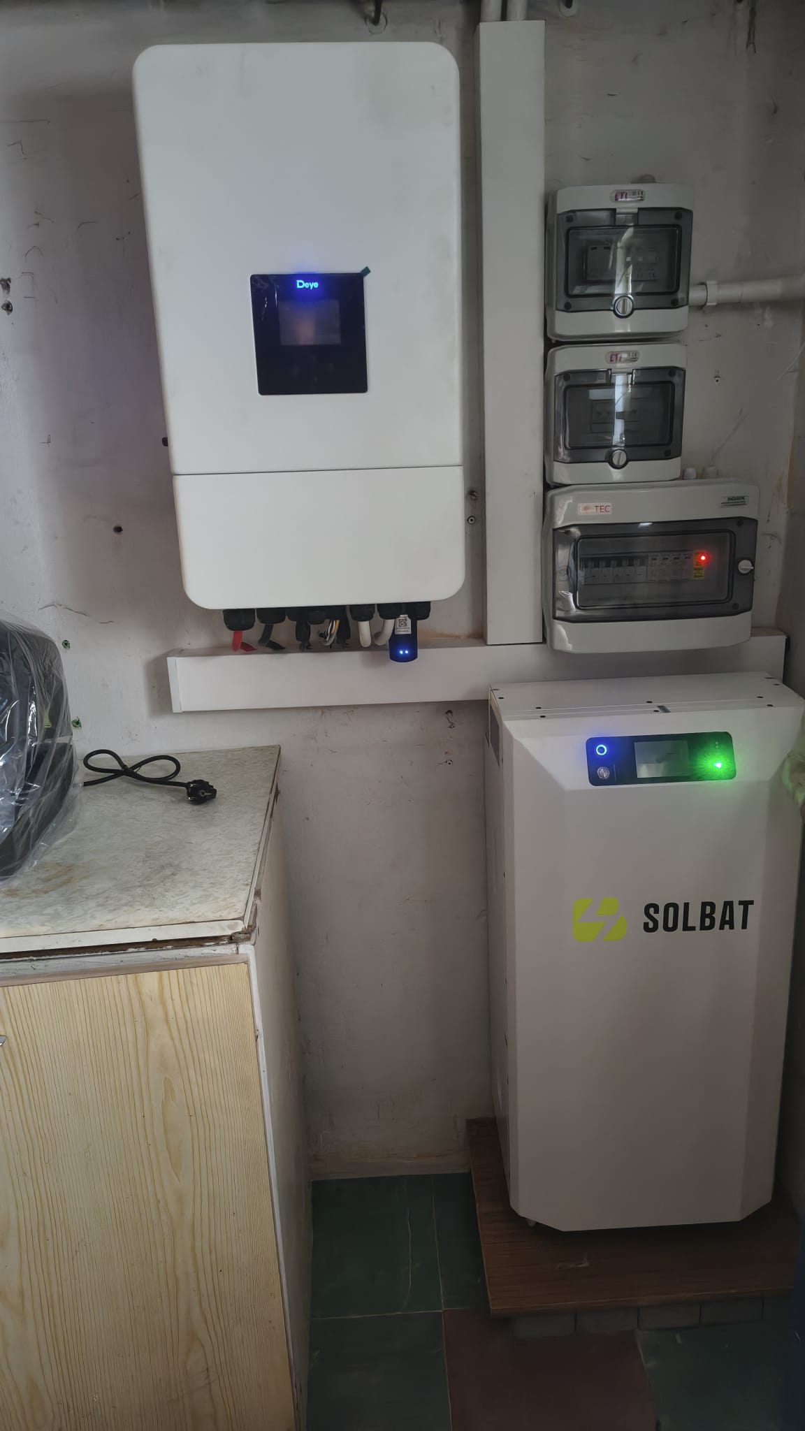 Falownik Deye, magazyn SOLBAT i trzy rozdzielnice elektryczne