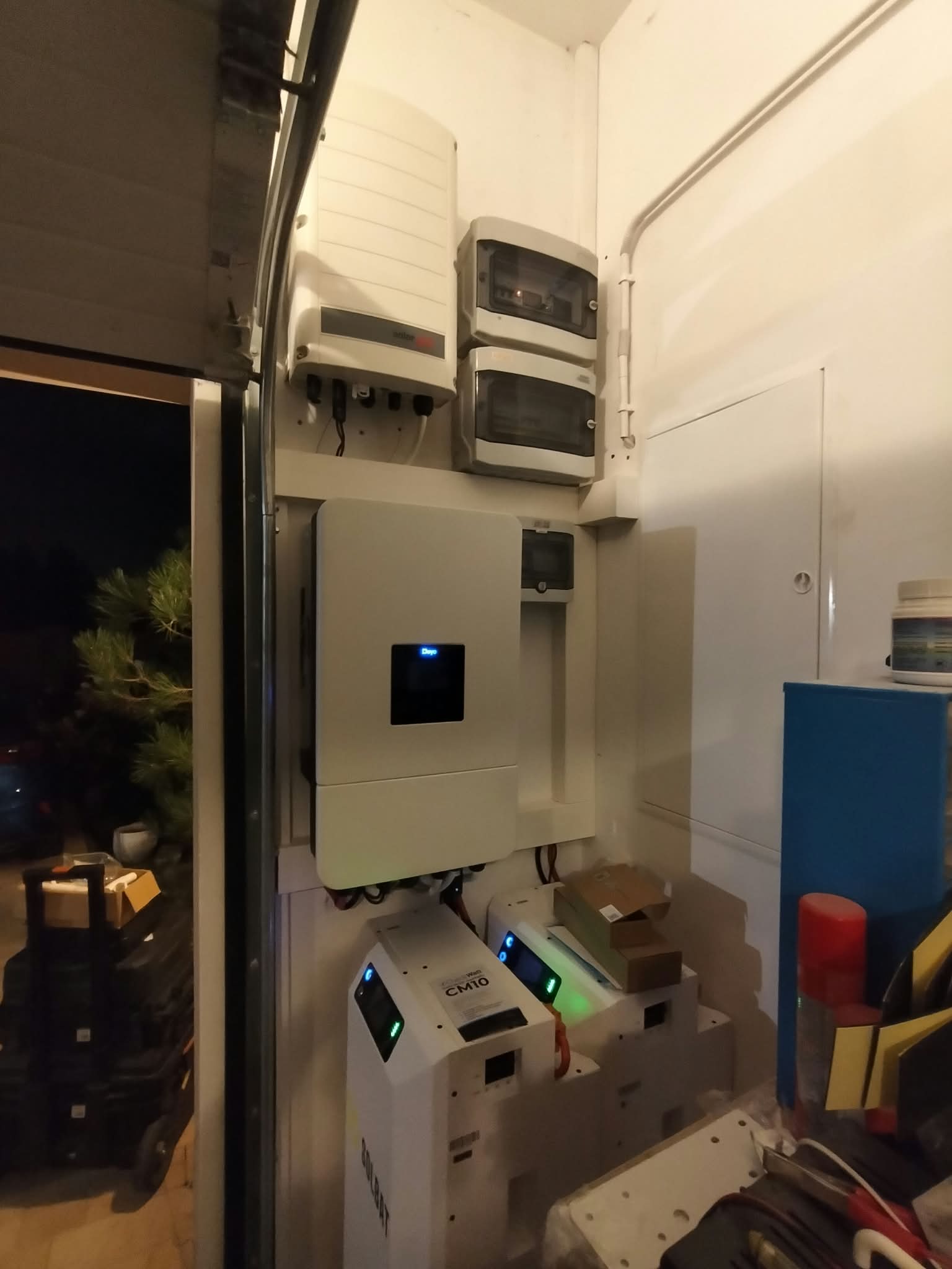 Falownik hybrydowy Deye z rozdzielnicami i modułami magazynu energii SOLBAT