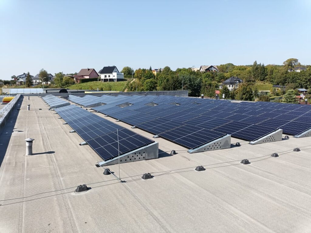 Instalacja fotowoltaiczna wykonana na dachu obiektu komercyjnego